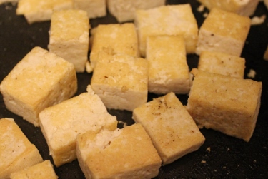 browned tofu for maple sesame tofu in johnnas kitchen (375x251)