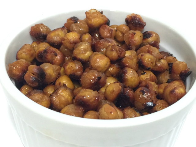 Maple Sriracha Roasted Chickpeas (gluten-free, dairy-free, egg-free, vegan, grain-free) | In Johnna's Kitchen