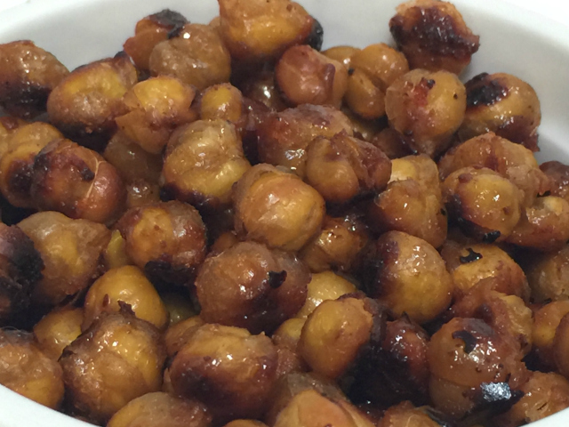 Maple Sriracha Roasted Chickpeas (gluten-free, dairy-free, egg-free, vegan, grain-free) | In Johnna's Kitchen